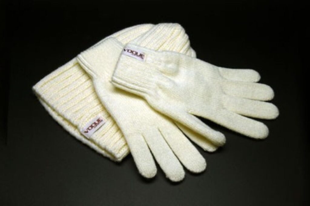 gorro y un par de guantes